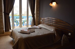 Kamar Double Deluks, balkon | Didekorasi berbeda-beda dan dilengkapi dengan perabotan berbeda-beda