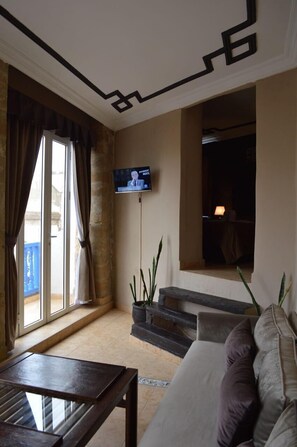 Deluxe suite, balkon | Woonruimte | Flatscreentelevisie