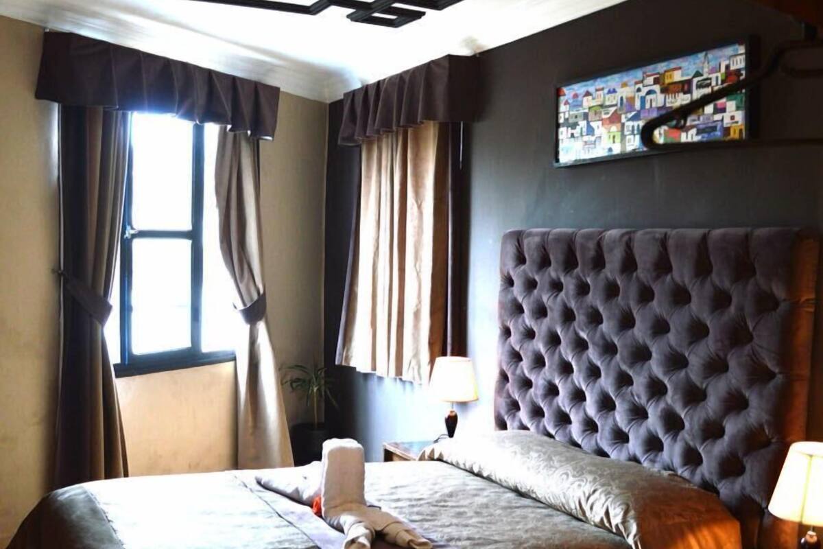 Deluxe Suite, Balcony | Desk, blackout drapes, cribs (free), rollaway beds (surcharge)