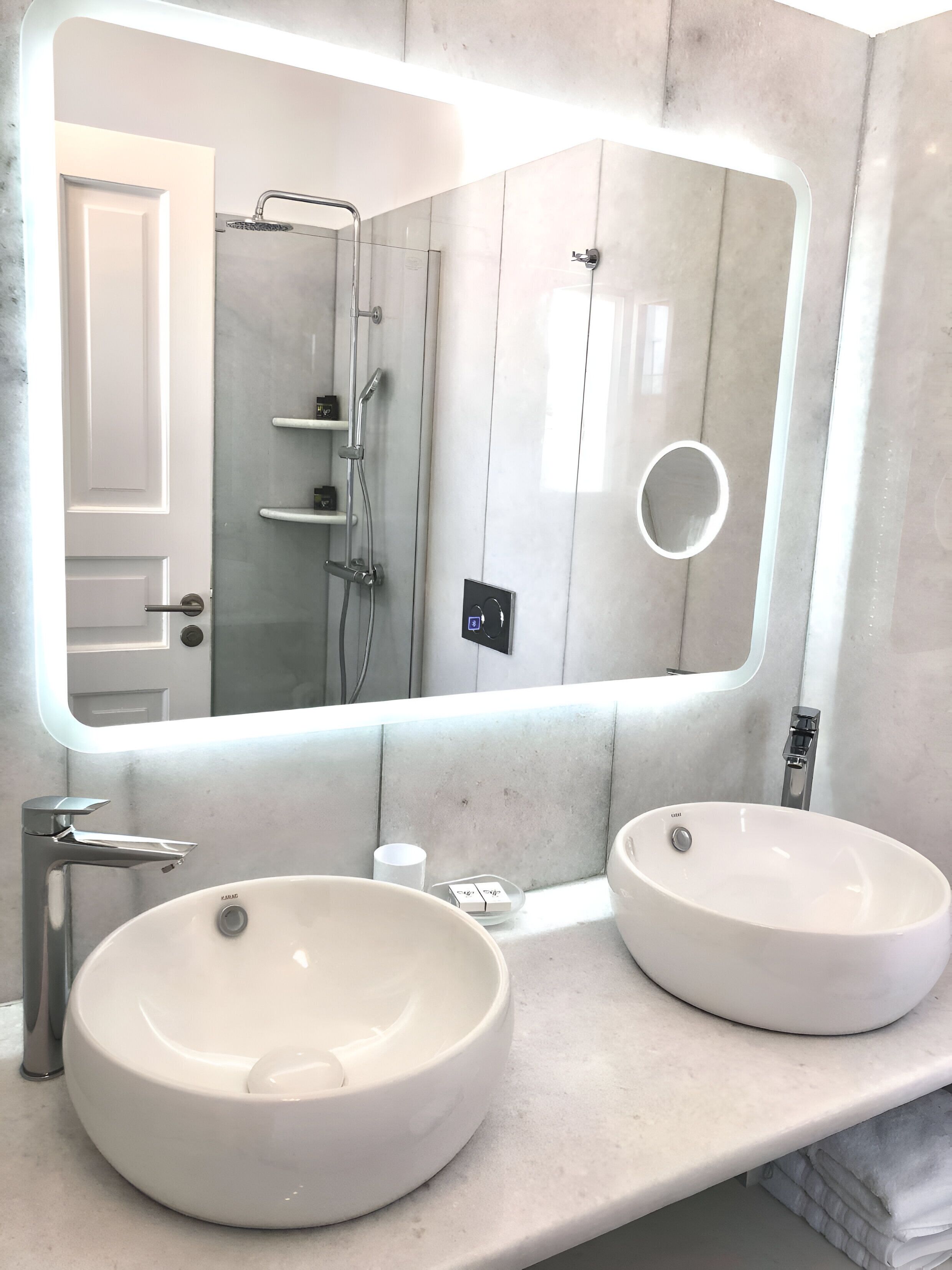 Deluxe Studio | Bathroom | Free toiletries, hair dryer, towels, soap