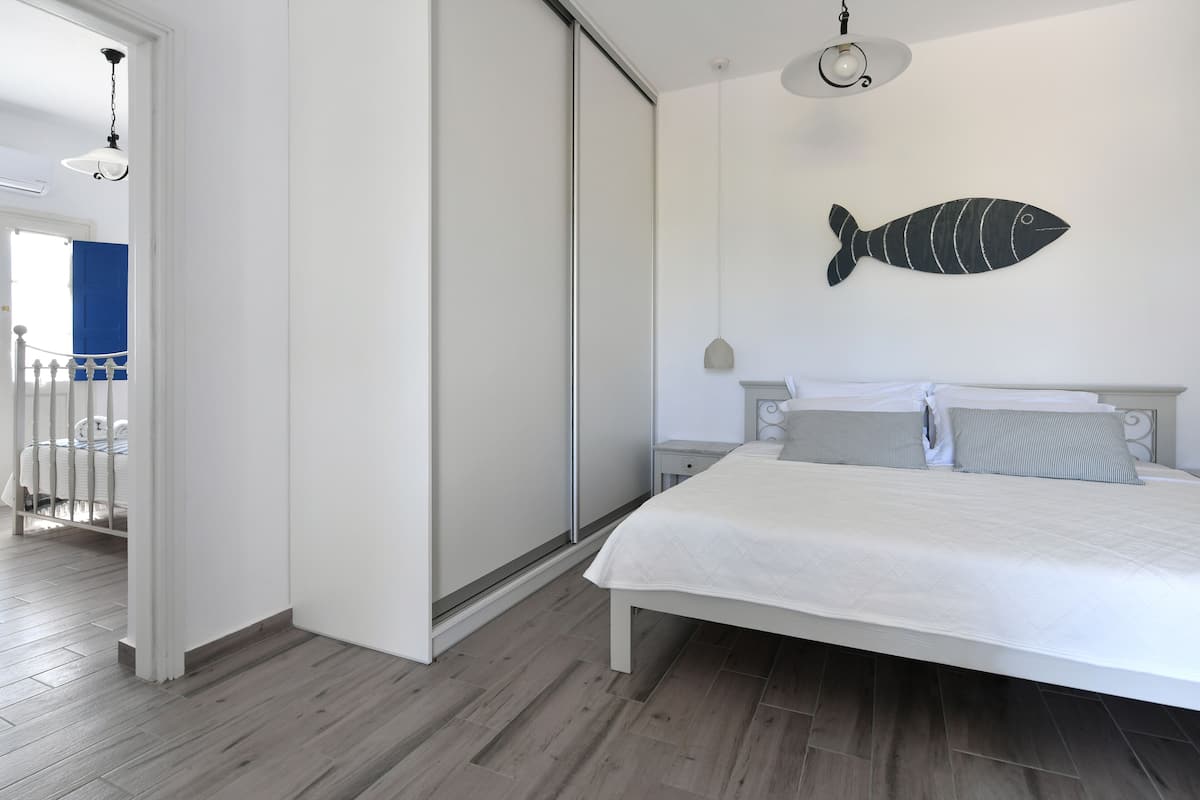 Departamento, 2 habitaciones | Ropa de cama de alta calidad y caja de seguridad en la habitación