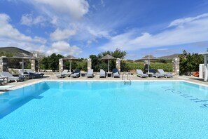 Outdoor pool, open 11:00 AM to 9:00 PM, pool umbrellas, sun loungers - Agrabeli Paros (Paros)