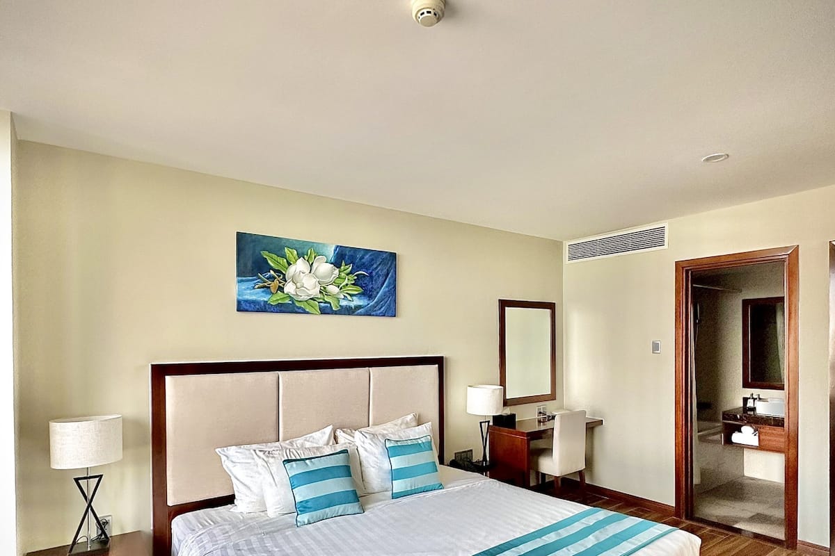 Junior Apartment, Sea View | 1 bedroom, minibar, in-room safe, desk