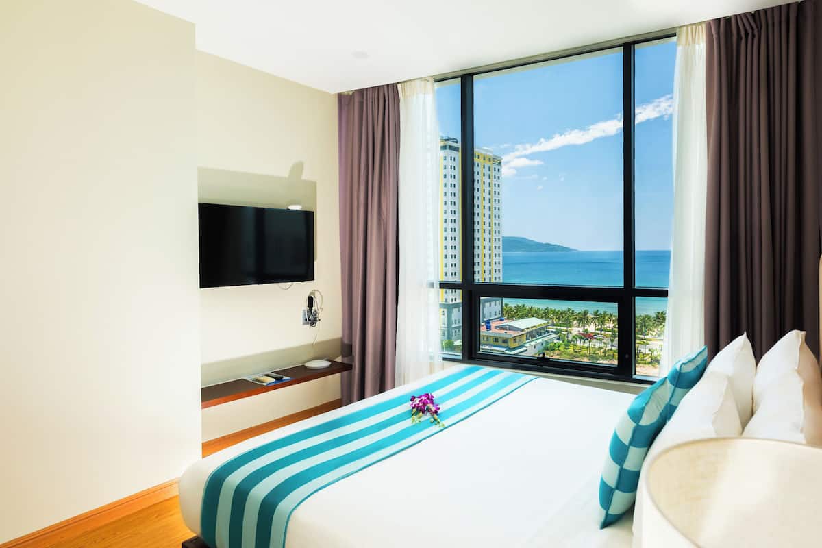 Premier Apartment, 2 Bedrooms, Sea View | 1 bedroom, minibar, in-room safe, desk