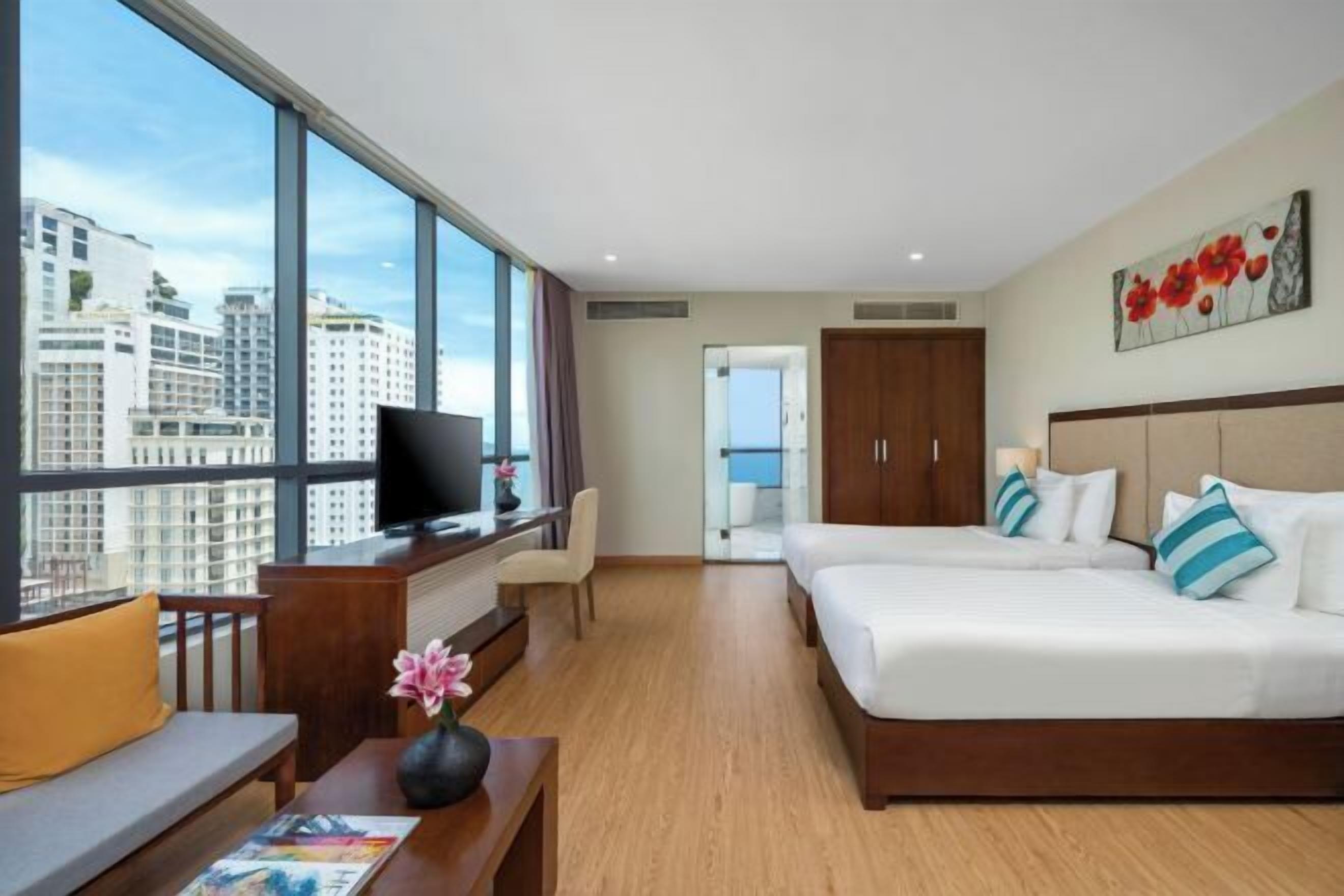 Frigobar, cofres nos quartos, escrivaninha, cortinas blackout