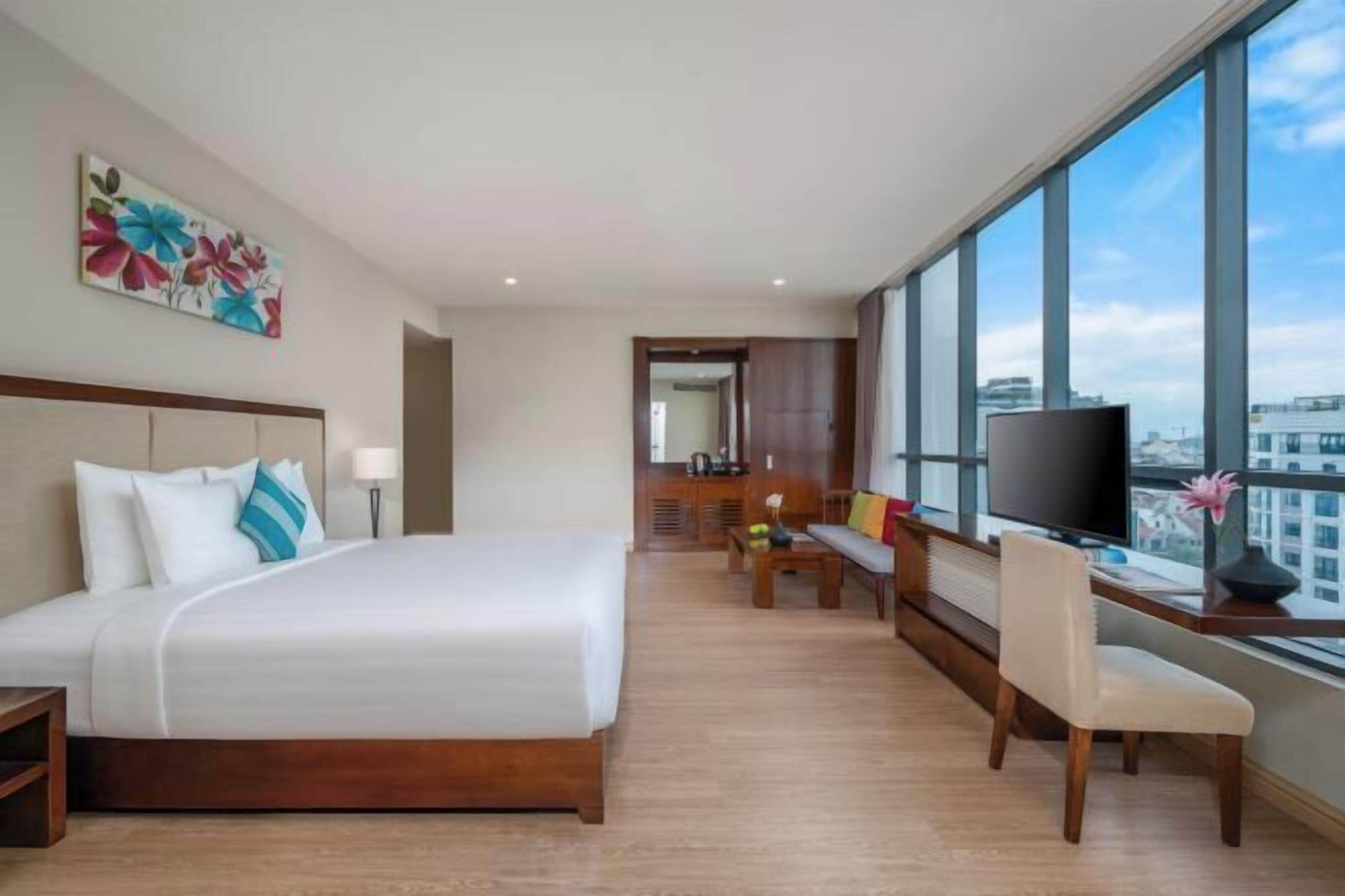 Frigobar, cofres nos quartos, escrivaninha, cortinas blackout