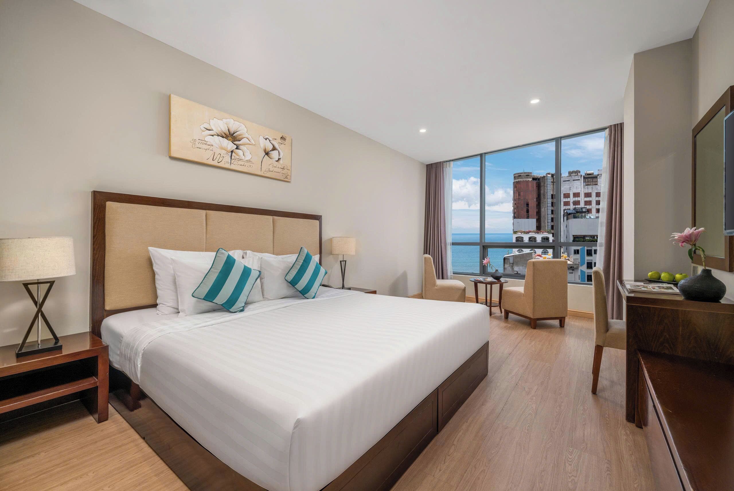 Superior Double Room, Sea View | Minibar, in-room safe, desk, blackout drapes