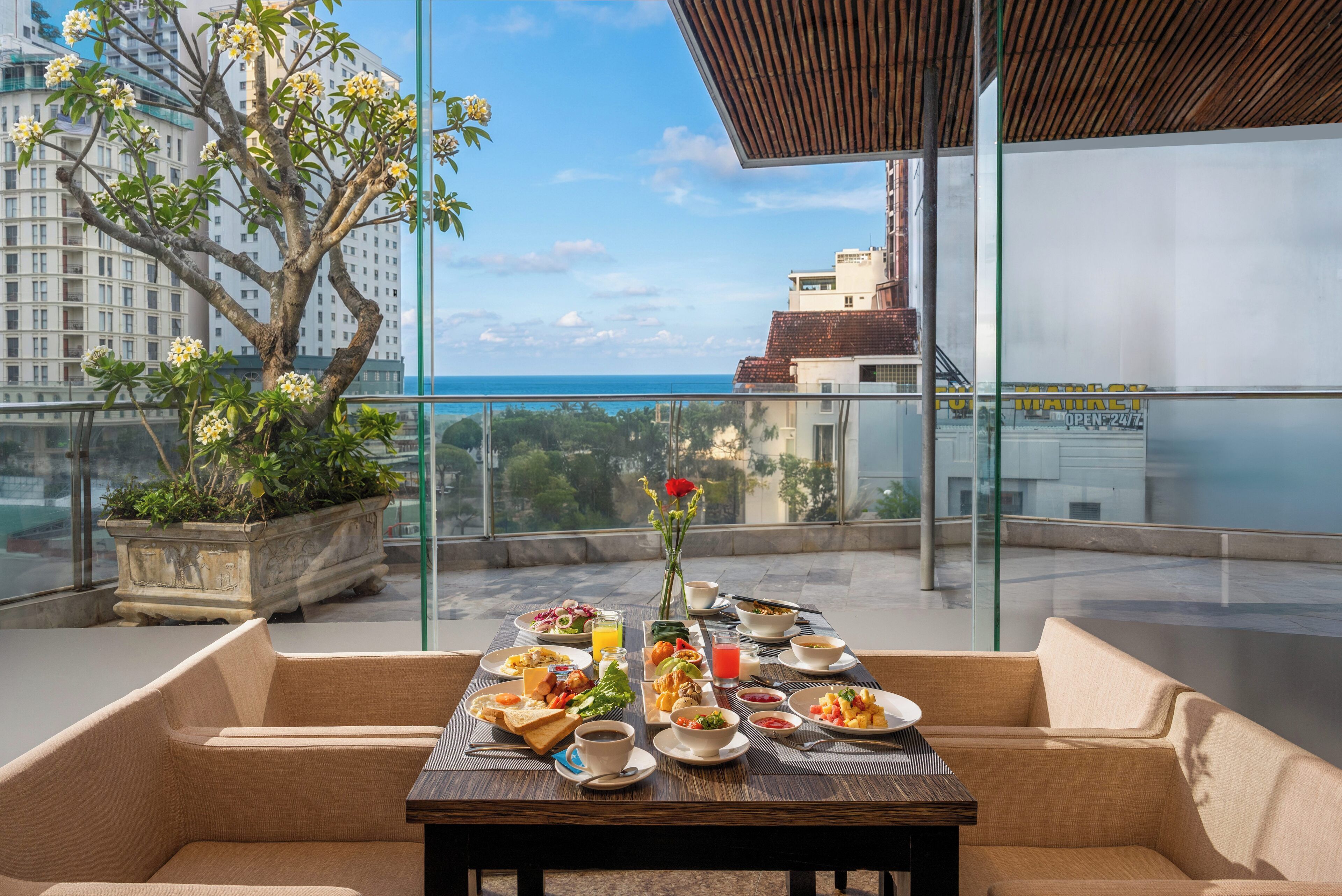 Daily buffet breakfast (VND 180000 per person)