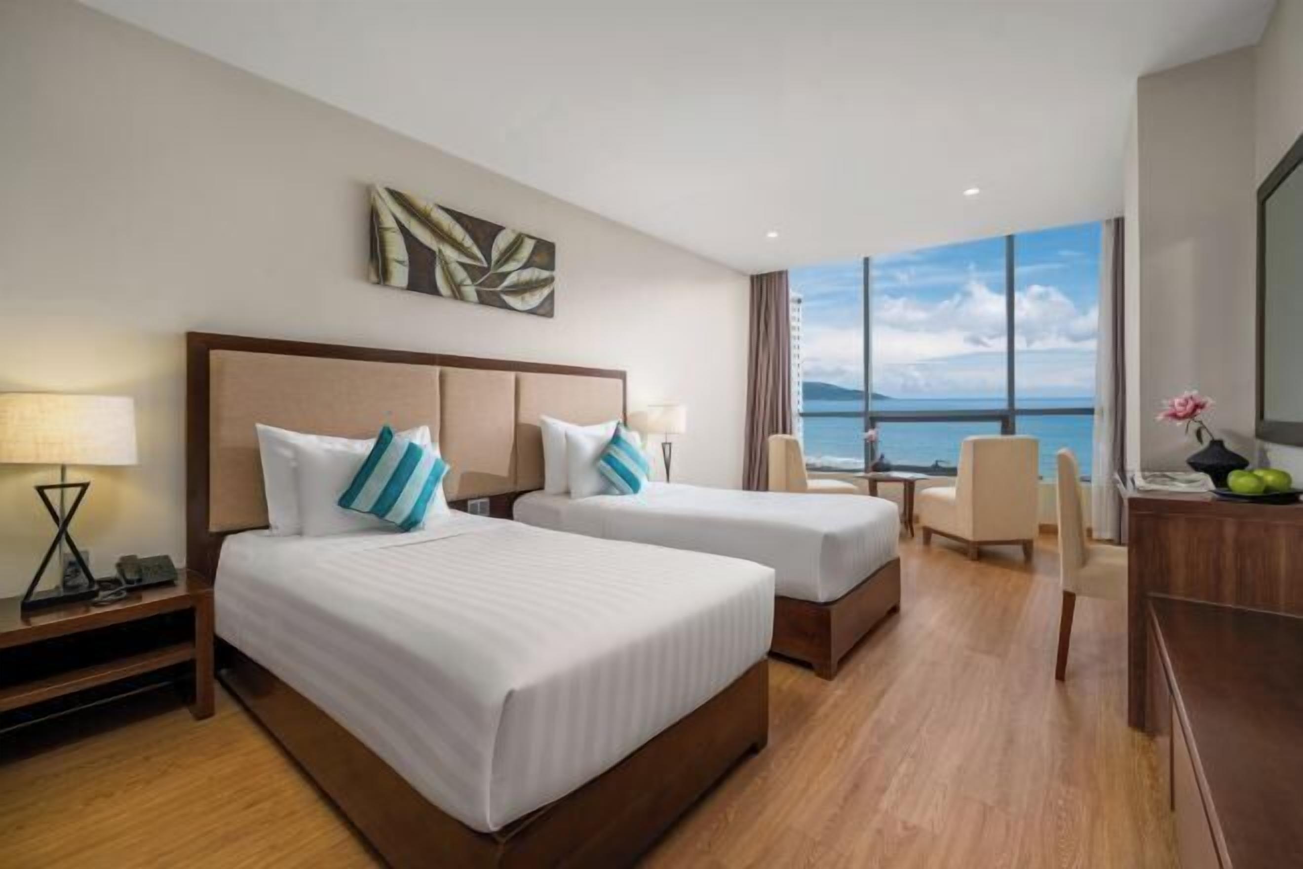 Frigobar, cofres nos quartos, escrivaninha, cortinas blackout