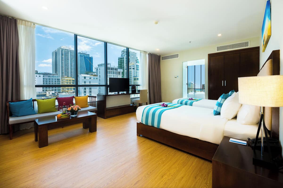 Deluxe Twin Room, Sea View | 1 bedroom, minibar, in-room safe, desk
