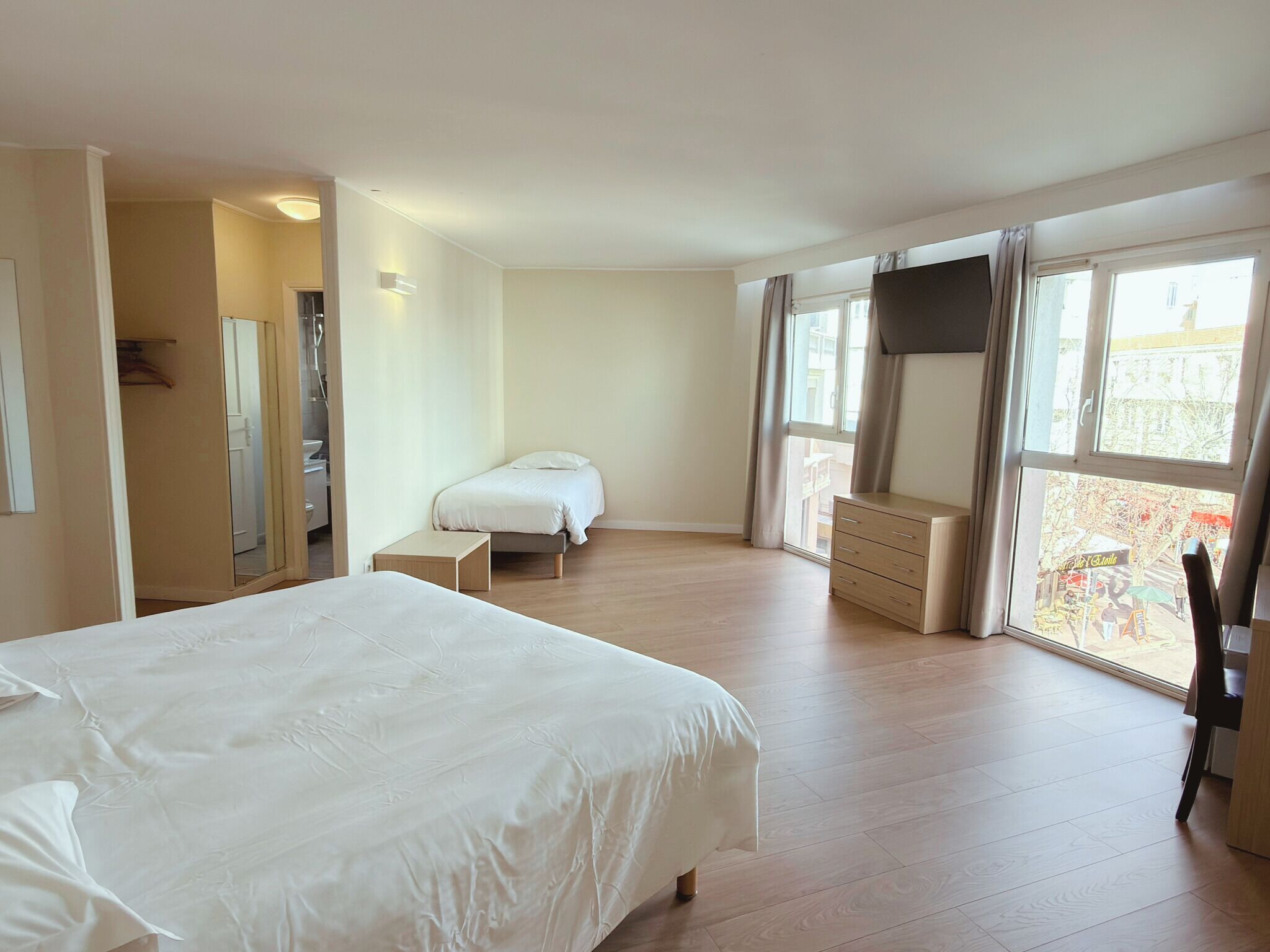 Chambre Triple Supérieure | Minibar, coffres-forts dans les chambres, bureau