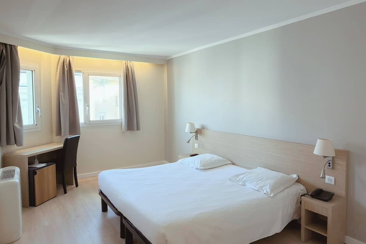 Minibar, in-room safe, desk, laptop workspace