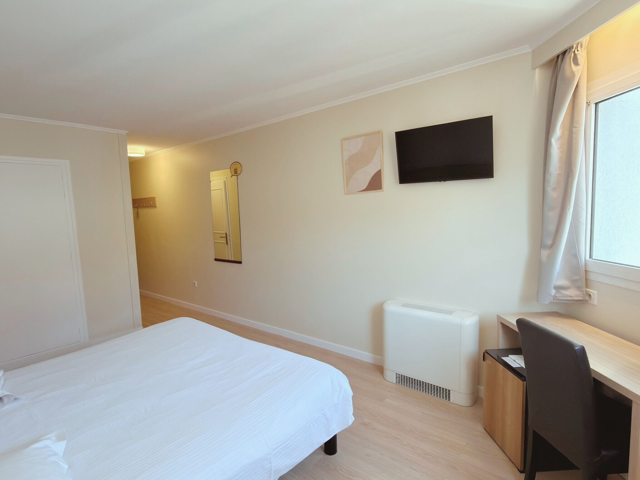 ميني بار وخزنة داخل الغرفة ومكتب ومساحة عمل للكمبيوتر المحمول