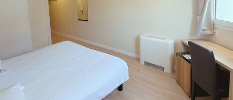 Een minibar, een kluis op de kamer, een bureau, een laptopwerkplek