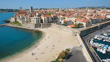 Beach nearby, white sand, beach towels