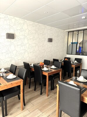 Daily continental breakfast (EUR 9.50 per person) - Hôtel de L'Etoile (Antibes)