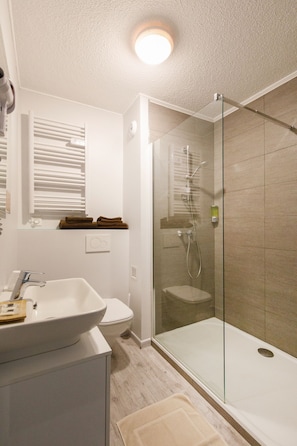 Regadera, amenidades de baño ecológicas, secadora de cabello, toallas