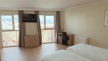 Superior trippelrum | Minibar, vÀrdeförvaringsskÄp pÄ rummet och skrivbord