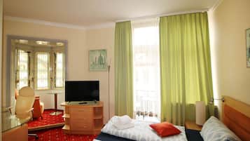 Doppelzimmer, Balkon | Schreibtisch, laptopgeeigneter Arbeitsplatz, schallisolierte Zimmer