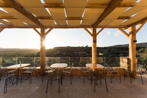 Outdoor dining - Lameriana Secret Village (Mylopotamos)