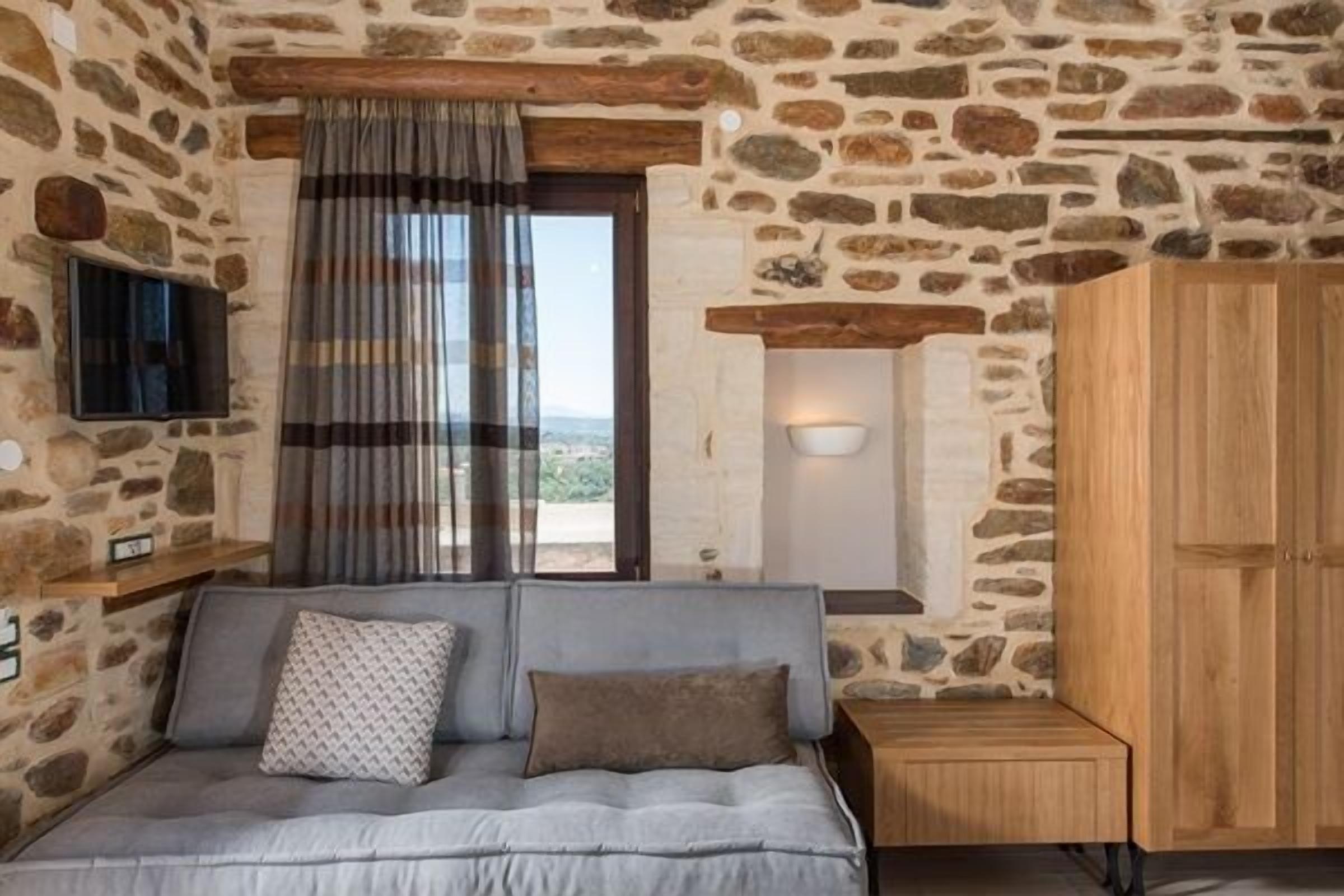 Premium Suite, Hot Tub | Premium bedding, in-room safe, desk, soundproofing