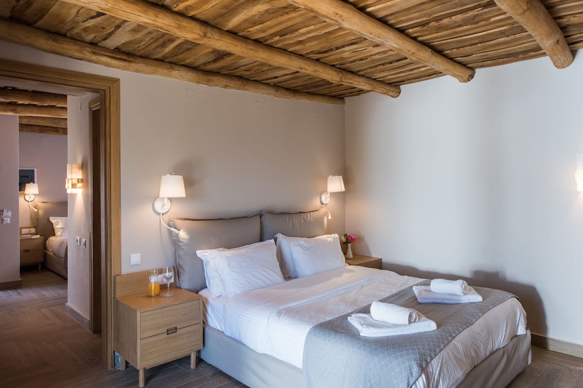 Luxe beddengoed, een kluis op de kamer, een bureau, geluiddichte muren