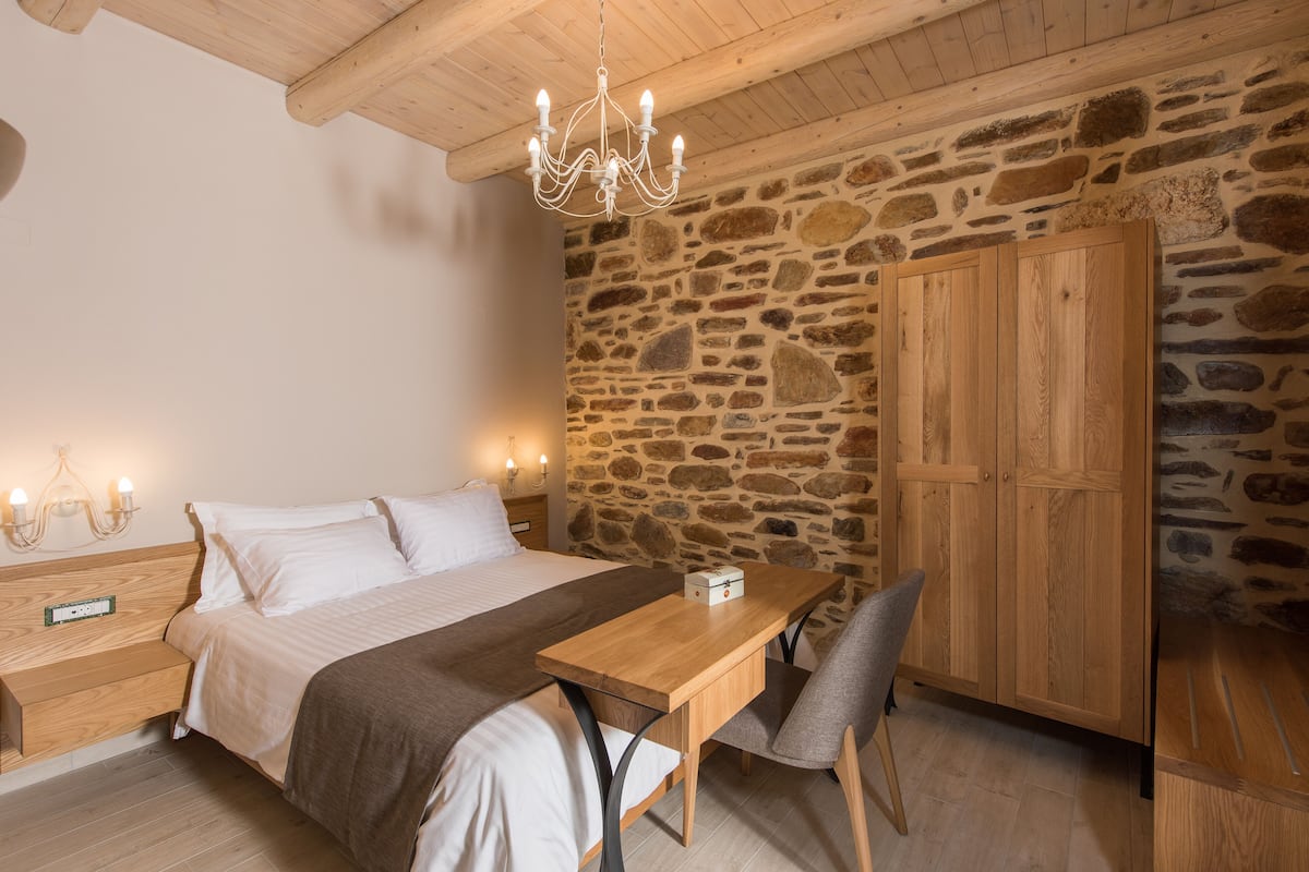 Luxe beddengoed, een kluis op de kamer, een bureau, geluiddichte muren