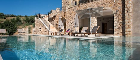 Piscina stagionale all'aperto, ombrelloni da piscina, lettini