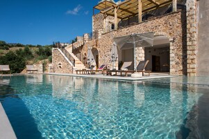 季节性开放的室外游泳池，池畔遮阳伞，日光浴躺椅