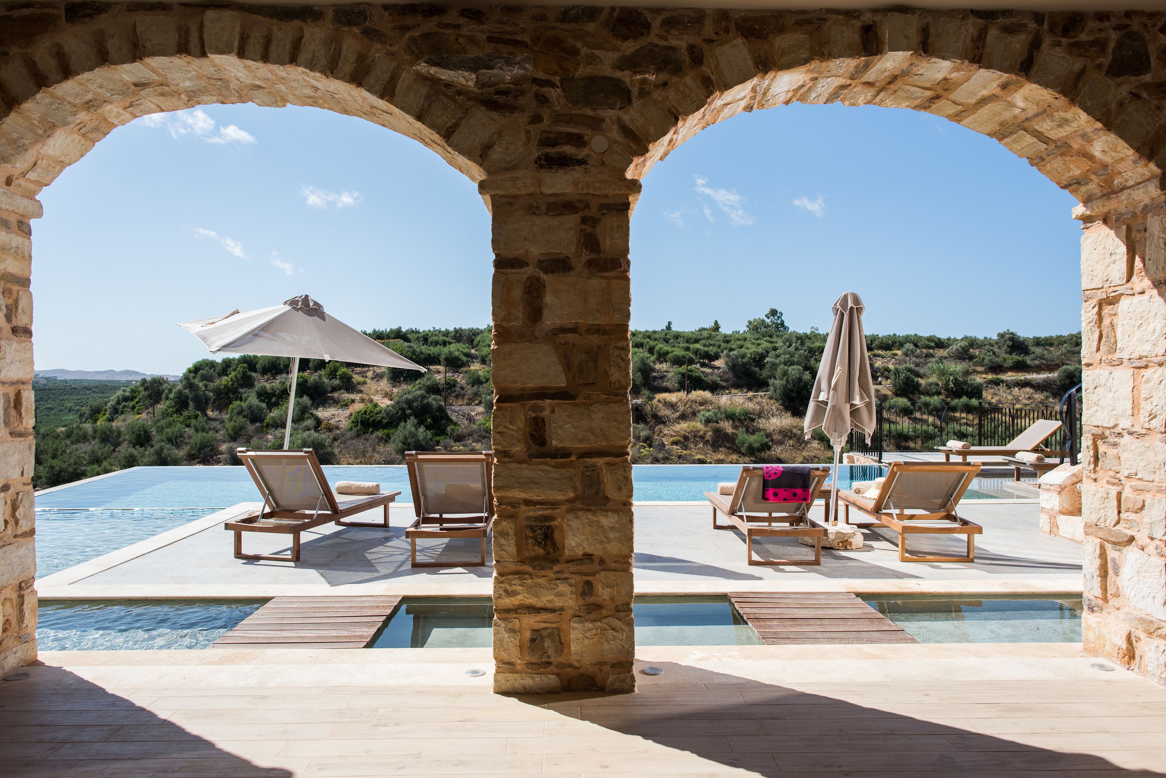 Piscina externa sazonal, guarda-sóis, espreguiçadeiras