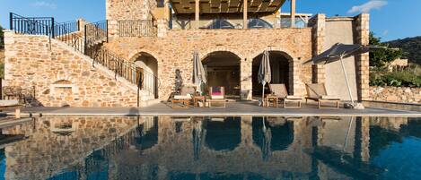 Piscine extérieure (ouverte en saison), parasols de plage