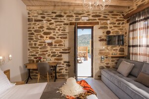 Suíte júnior | Roupas de cama premium, cofres nos quartos, escrivaninha