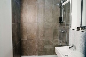 Bathroom - Kyriad Lille Nord Roncq (Roncq)