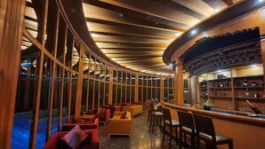 Eine Bar mit Holzeinrichtung und gewölbter Decke.