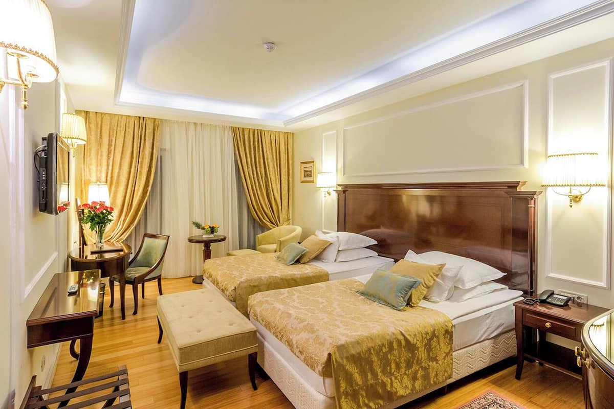 Deluxe Double or Twin Room with Balcony and extra bed. | 1 camera, biancheria da letto ipoallergenica, minibar