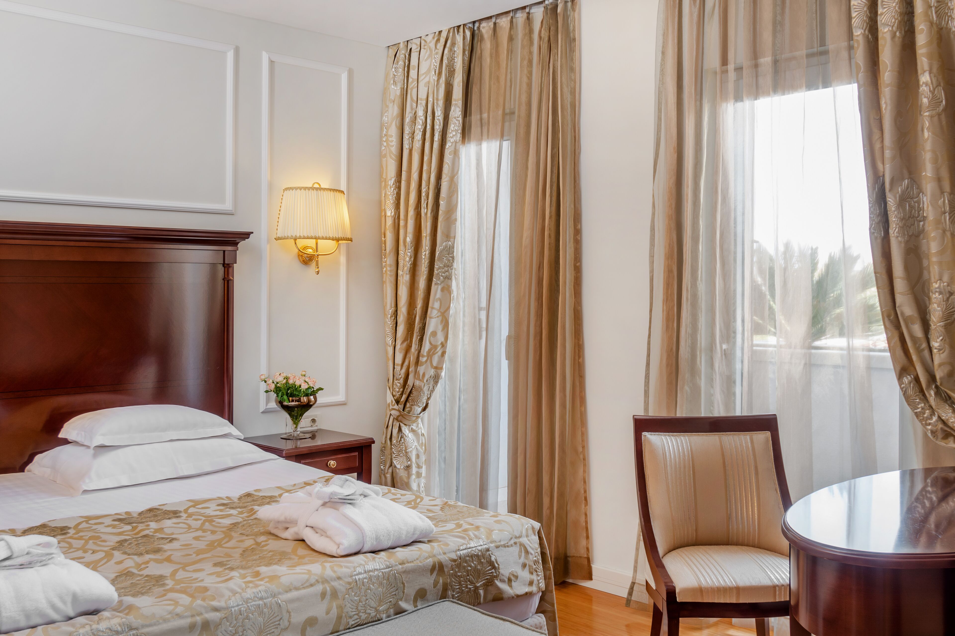 deluxe suite, balcony | 1 bedroom, hypo-allergenic bedding, minibar, in-room safe
