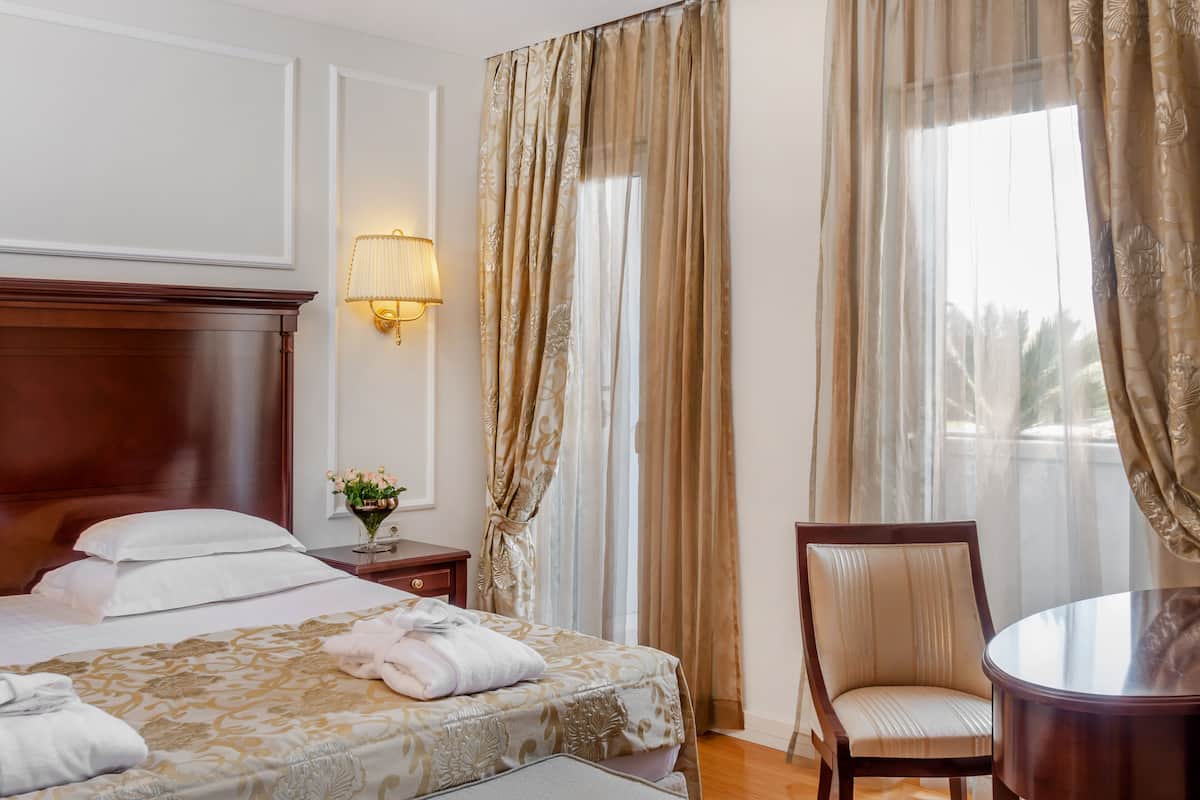 deluxe suite, balcony | 1 bedroom, hypo-allergenic bedding, minibar, in-room safe