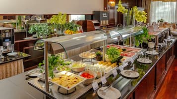 朝食 (ビュッフェ)、毎日提供 (無料)