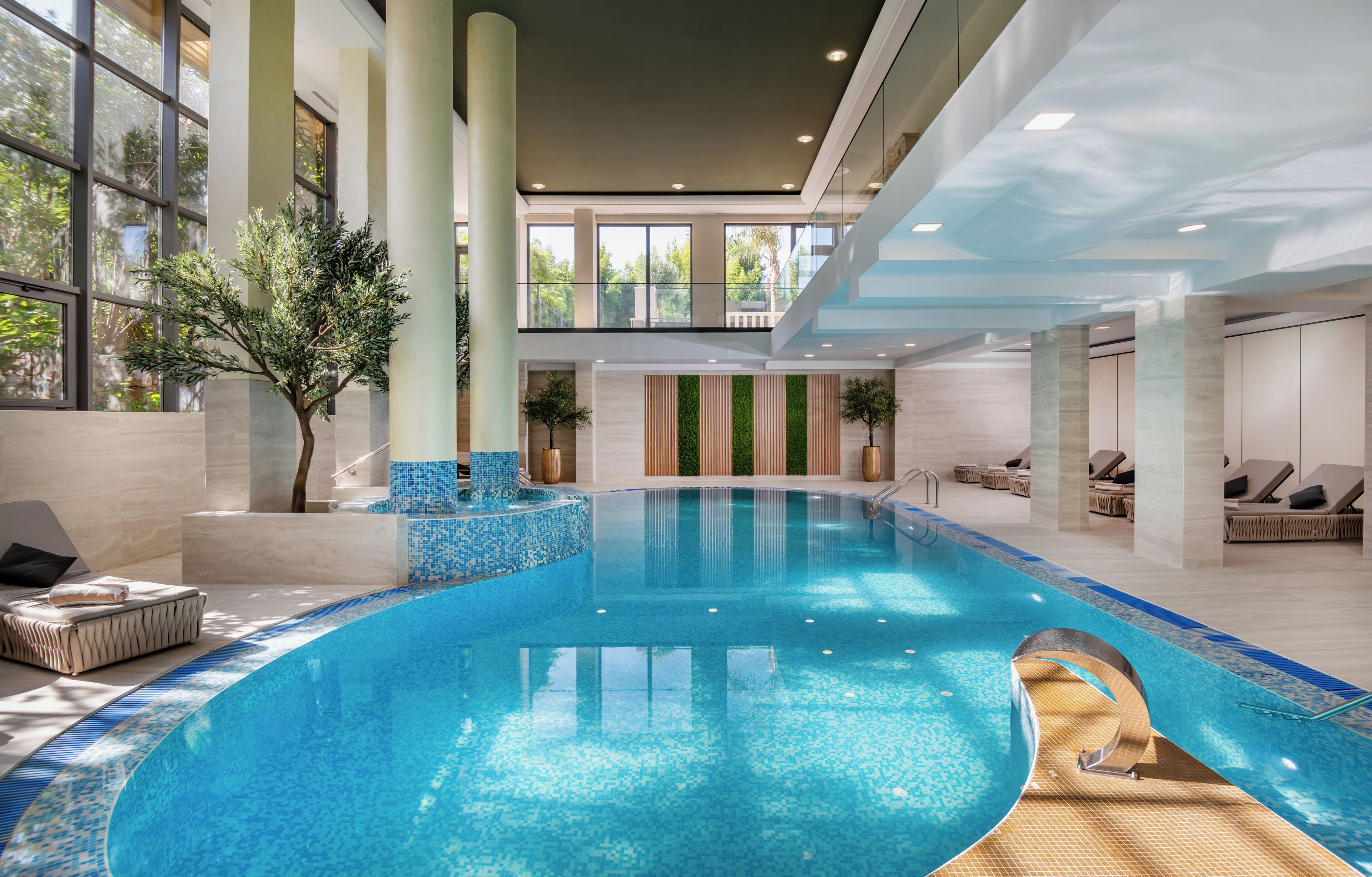 Kolam renang indoor dan 2 kolam renang outdoor