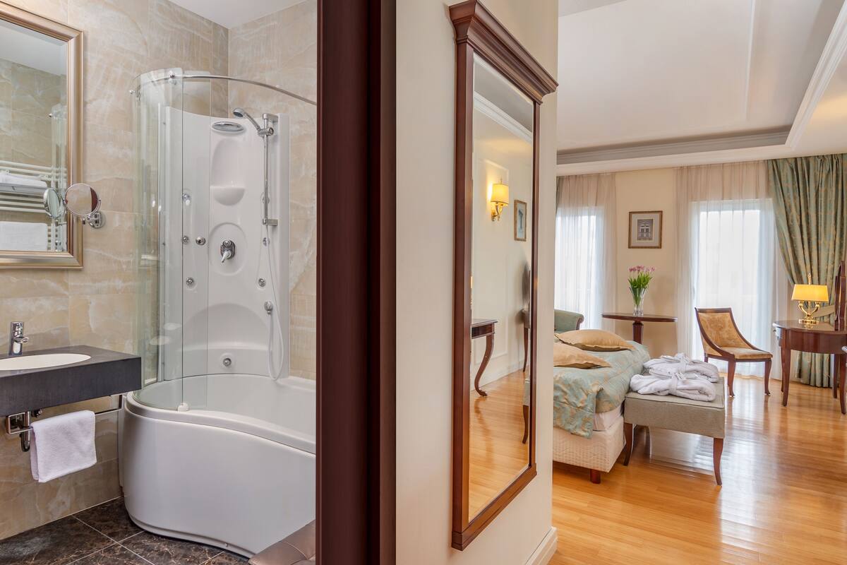 deluxe double or twin room, balcony | 1 bedroom, hypo-allergenic bedding, minibar, in-room safe