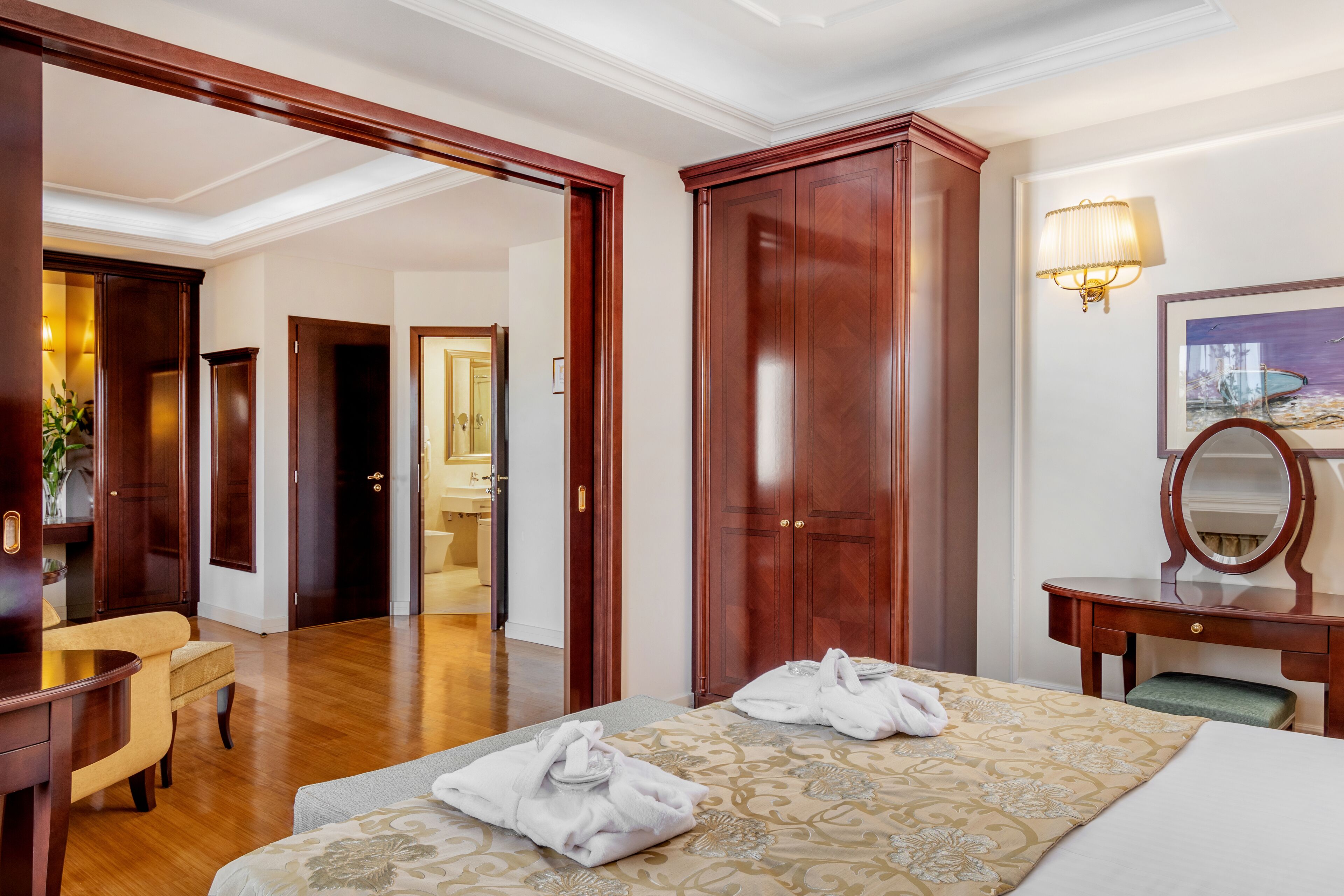 Deluxe-Suite, Balkon | Allergikerbettwaren, Minibar, Zimmersafe, Schreibtisch