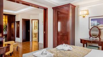 Deluxe-Suite, Balkon | Allergikerbettwaren, Minibar, Zimmersafe, Schreibtisch