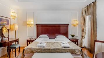 Deluxe-Suite, Balkon | Allergikerbettwaren, Minibar, Zimmersafe, Schreibtisch