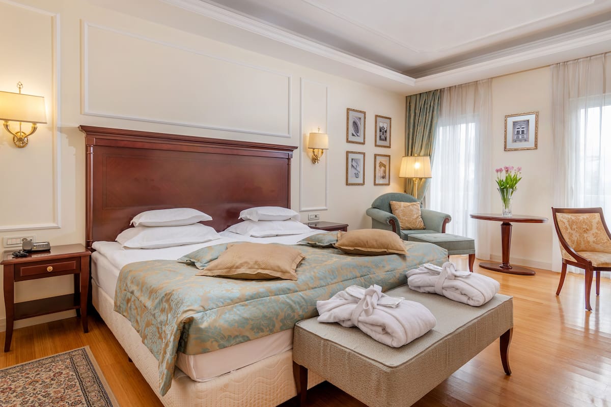 Camera Deluxe con letto matrimoniale o 2 letti singoli, balcone | 1 camera, biancheria da letto ipoallergenica, minibar
