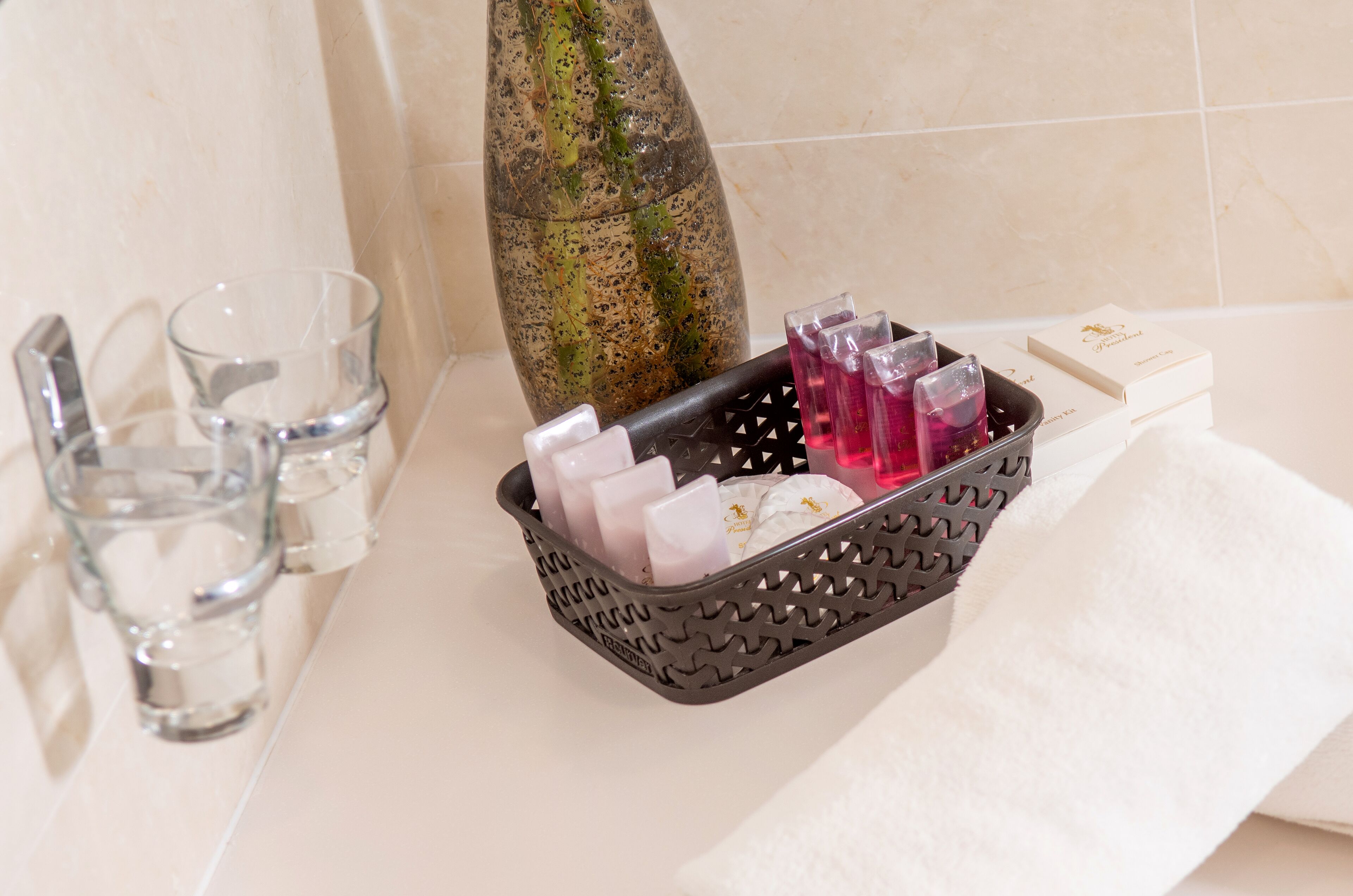 standard double room single use | bathroom amenities | combined shower/bathtub, eco-friendly toiletries, hair dryer, bathrobes