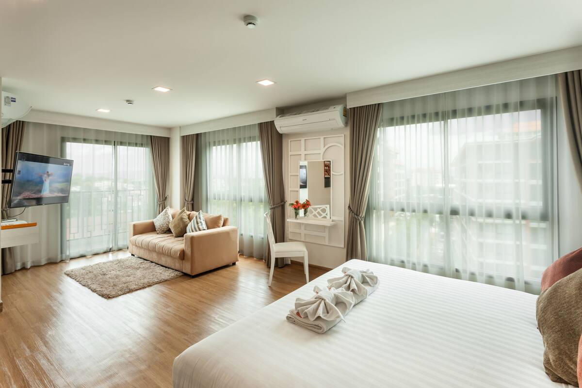 One Bedroom Suite | 迷你吧、客房內保險箱、書桌、遮光布/窗簾