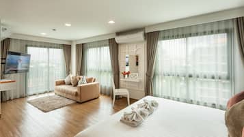 One Bedroom Suite | Minibar, Zimmersafe, Schreibtisch, Verdunkelungsvorhänge