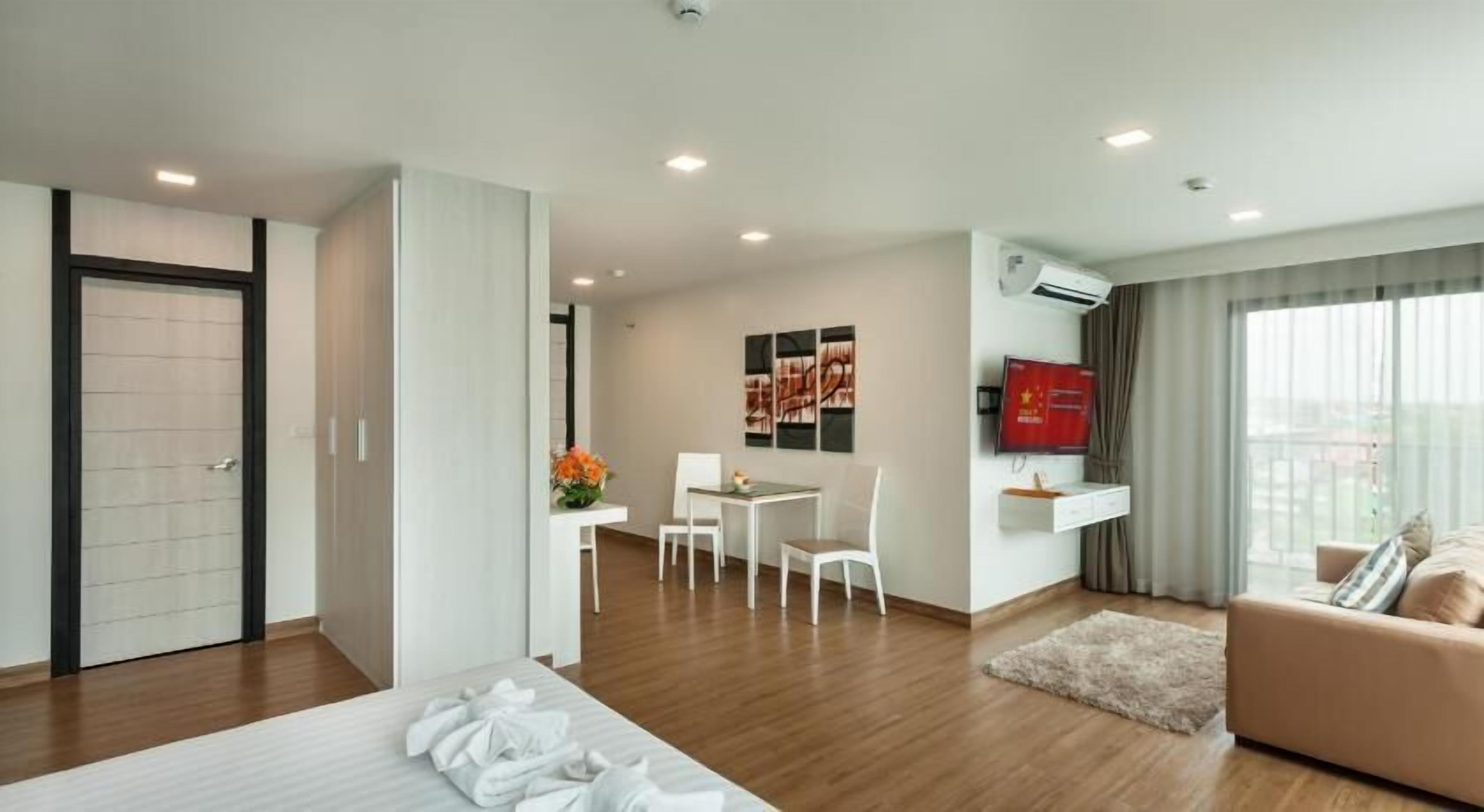 Living area | 32-inch LCD TV with cable channels, TV, DVD player