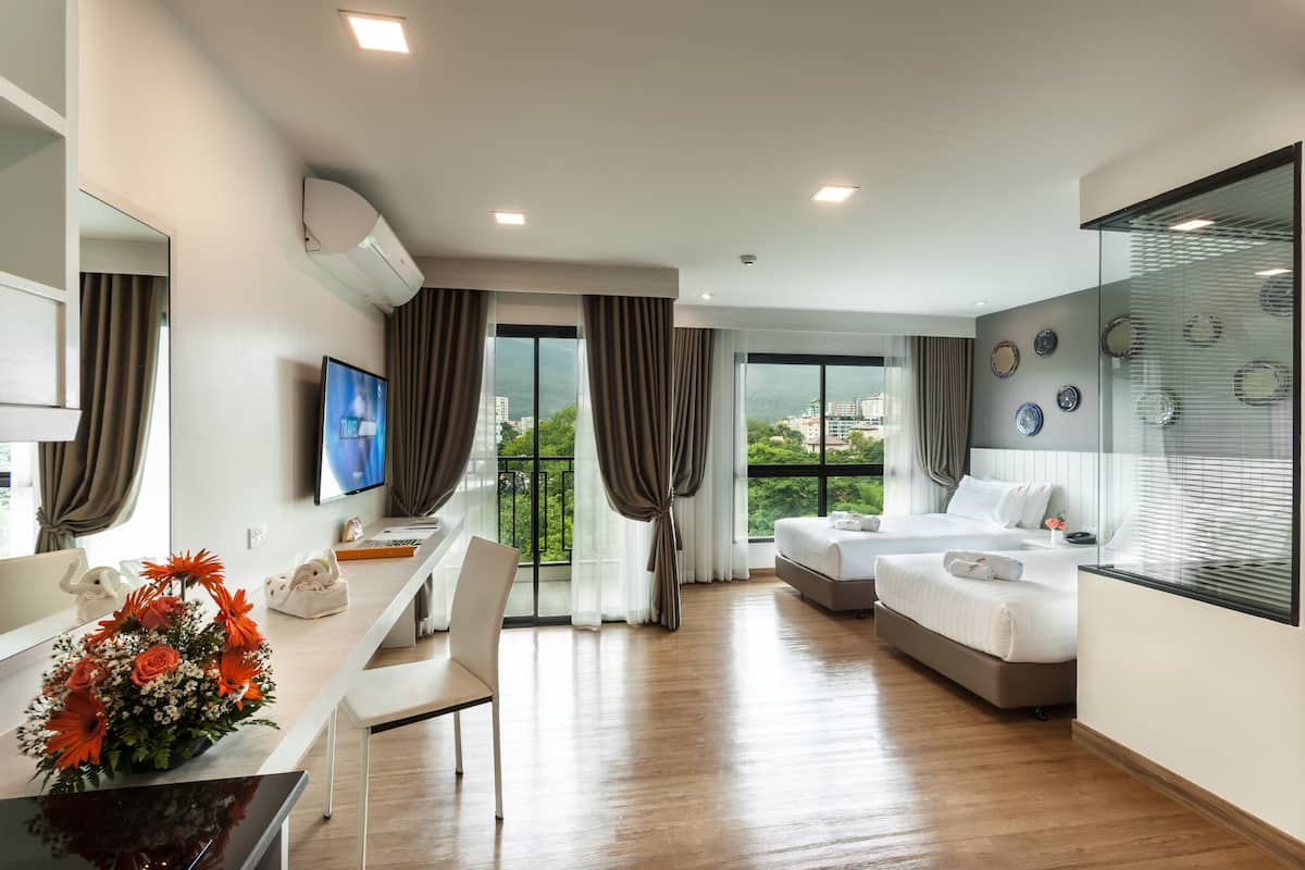 Deluxe Twin Room | Minibar, in-room safe, desk, blackout drapes