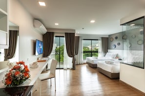 ห้องดีลักซ์ทวิน | มินิบาร์, ตู้นิรภัยในห้องพัก, โต๊ะทำงาน, ผ้าม่านกันแสง